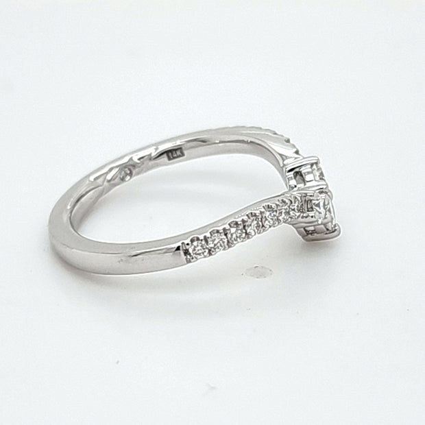 A JAFFE - POINTED CONTOUR DIAMOND WEDDING BAND