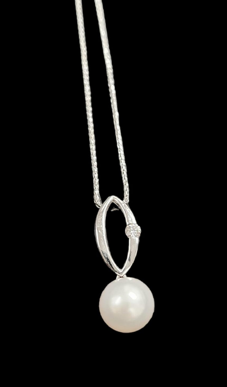 PEARL & DIAMOND PENDANT