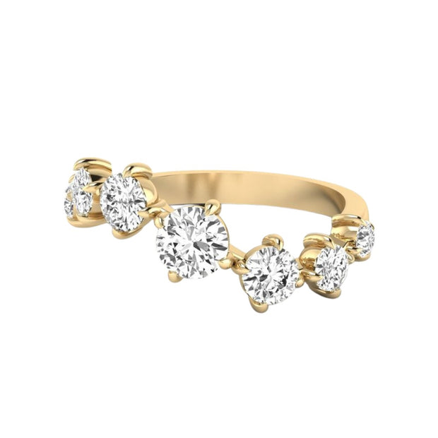 Graduated Diamonds on Curved Band Ring